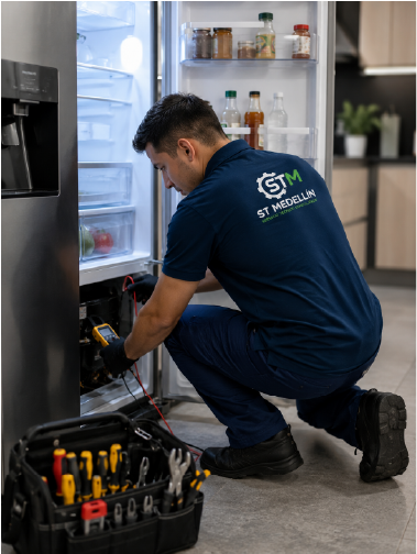 Técnico de ST Medellín revisando una nevera a domicilio en Medellín